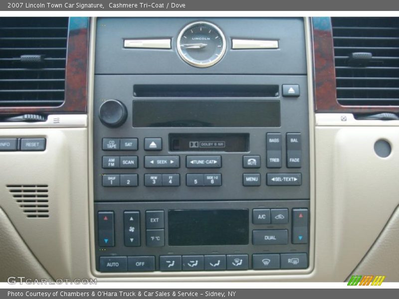 Controls of 2007 Town Car Signature