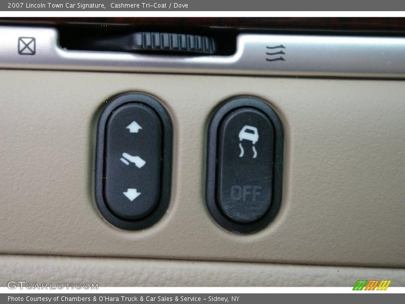 Cashmere Tri-Coat / Dove 2007 Lincoln Town Car Signature