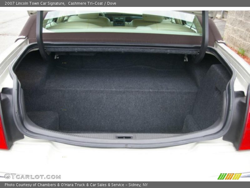  2007 Town Car Signature Trunk