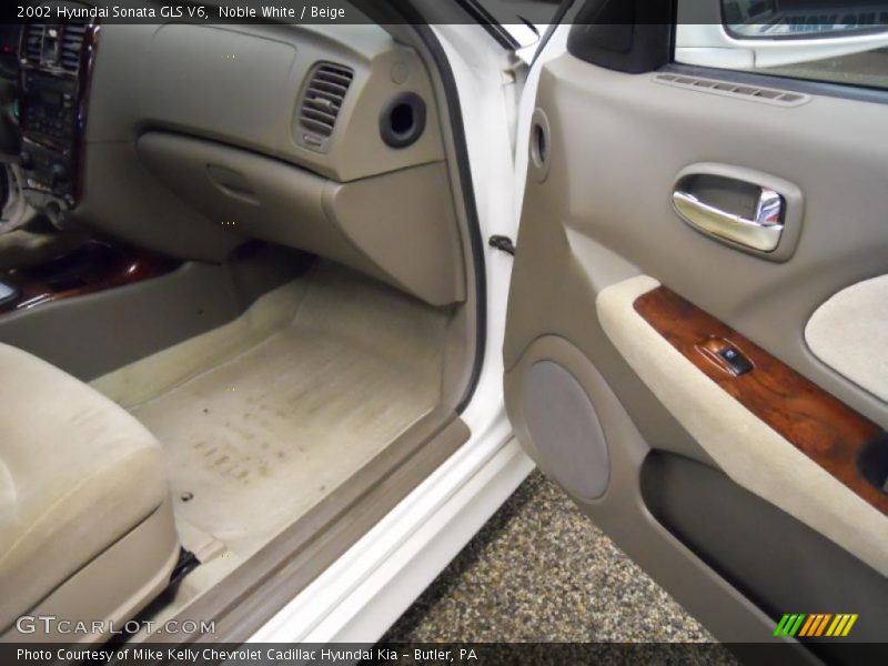 Noble White / Beige 2002 Hyundai Sonata GLS V6