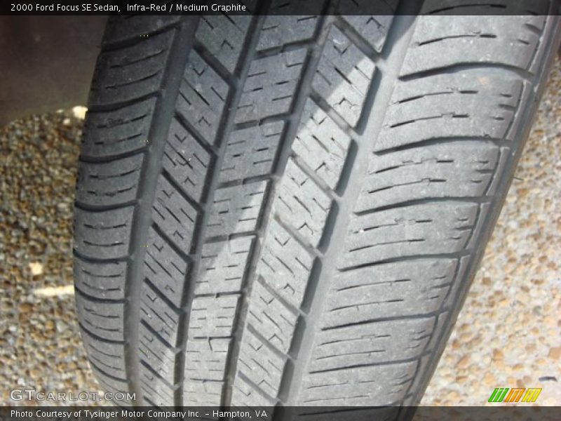 Infra-Red / Medium Graphite 2000 Ford Focus SE Sedan