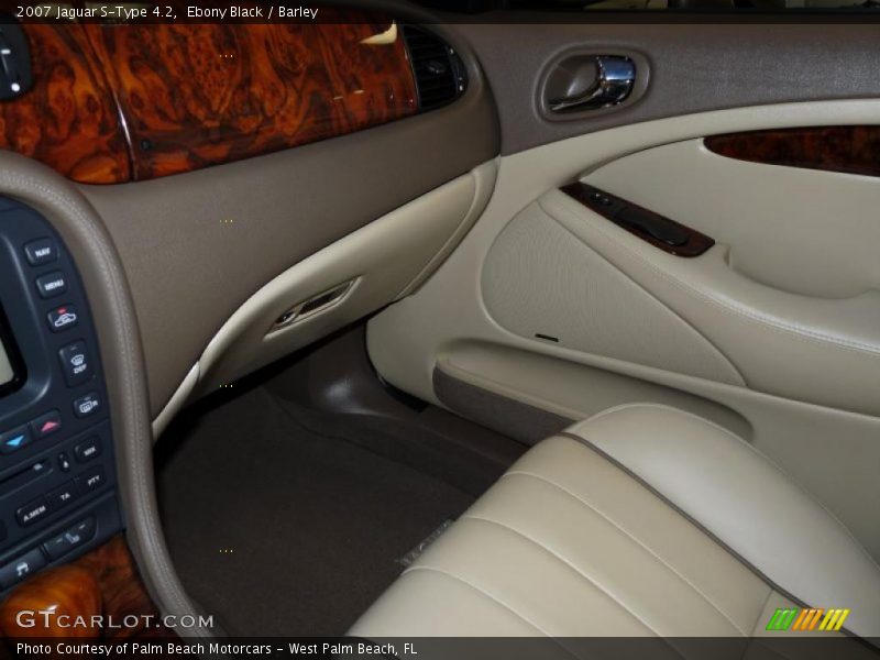 Ebony Black / Barley 2007 Jaguar S-Type 4.2