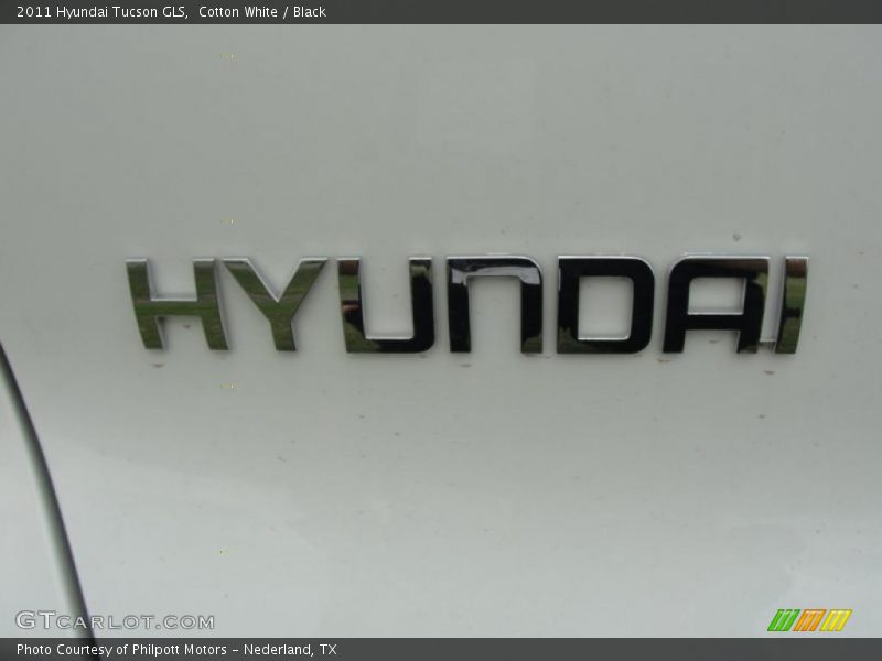 Cotton White / Black 2011 Hyundai Tucson GLS