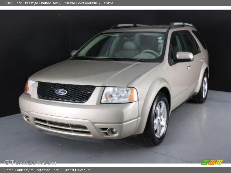 Front 3/4 View of 2005 Freestyle Limited AWD