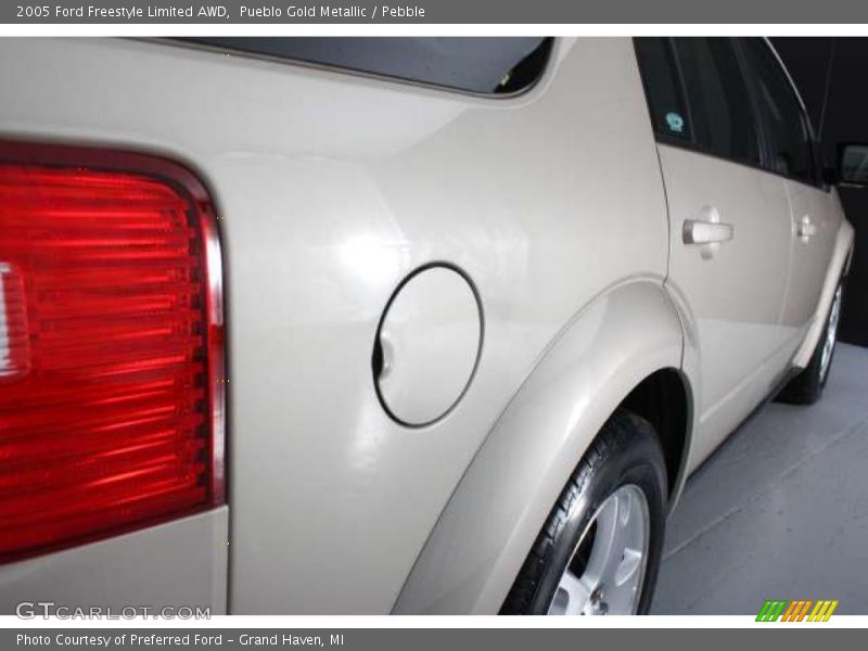 Pueblo Gold Metallic / Pebble 2005 Ford Freestyle Limited AWD