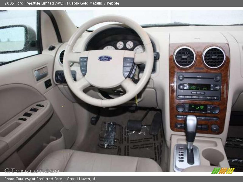 Dashboard of 2005 Freestyle Limited AWD