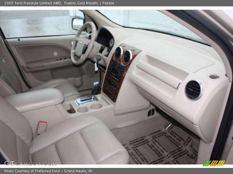 Dashboard of 2005 Freestyle Limited AWD