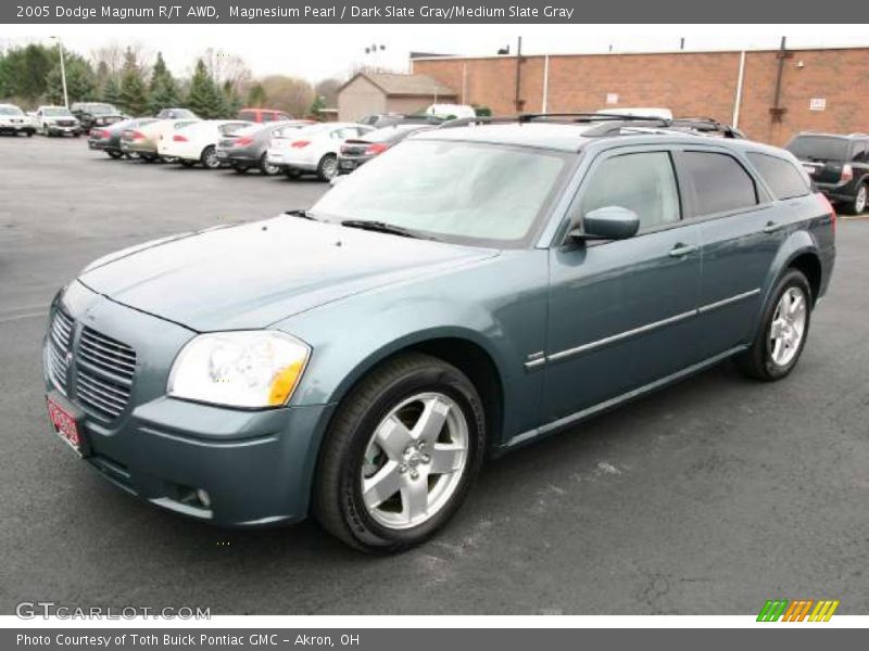 Front 3/4 View of 2005 Magnum R/T AWD