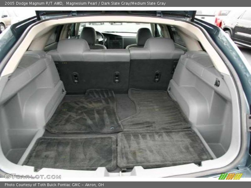  2005 Magnum R/T AWD Trunk