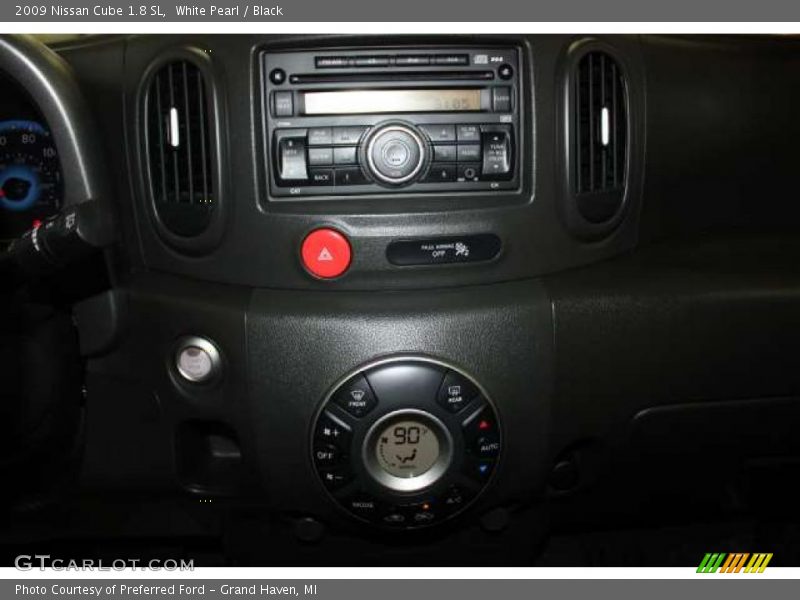 White Pearl / Black 2009 Nissan Cube 1.8 SL