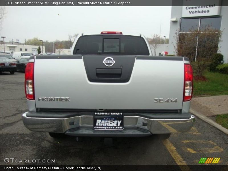 Radiant Silver Metallic / Graphite 2010 Nissan Frontier SE V6 King Cab 4x4