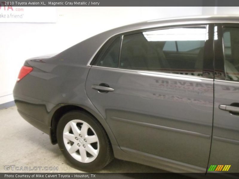 Magnetic Gray Metallic / Ivory 2010 Toyota Avalon XL