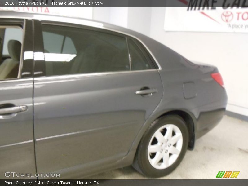 Magnetic Gray Metallic / Ivory 2010 Toyota Avalon XL