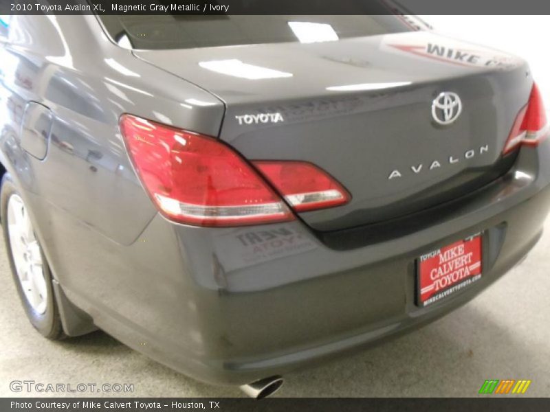 Magnetic Gray Metallic / Ivory 2010 Toyota Avalon XL