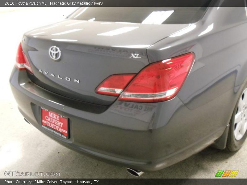 Magnetic Gray Metallic / Ivory 2010 Toyota Avalon XL