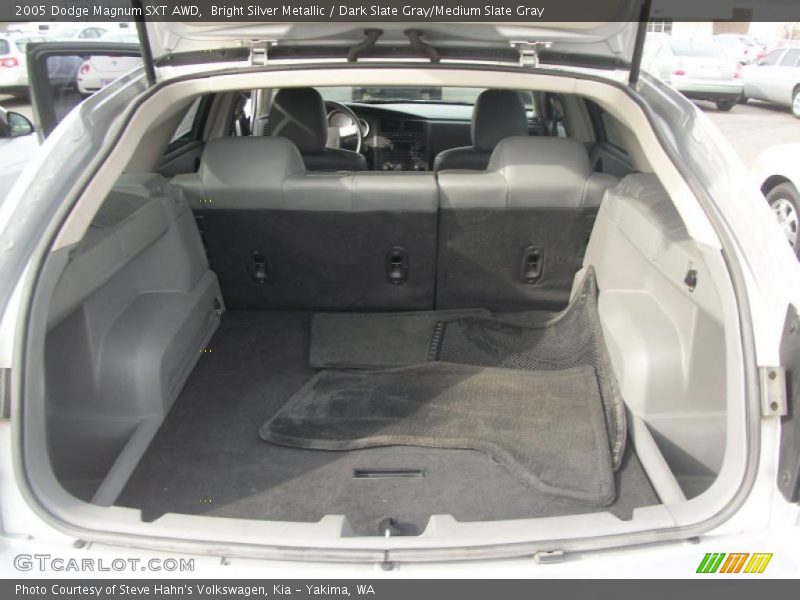  2005 Magnum SXT AWD Trunk