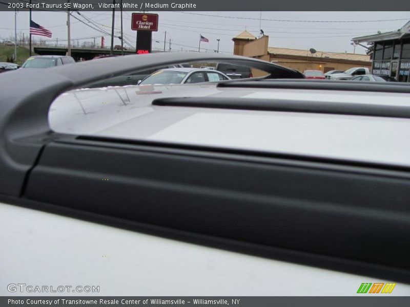 Vibrant White / Medium Graphite 2003 Ford Taurus SE Wagon
