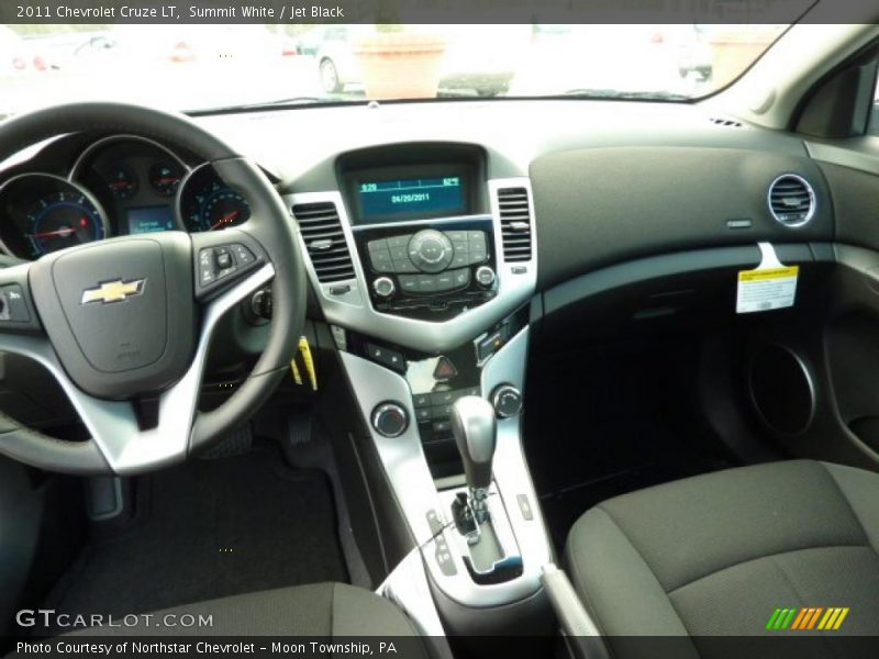 Summit White / Jet Black 2011 Chevrolet Cruze LT