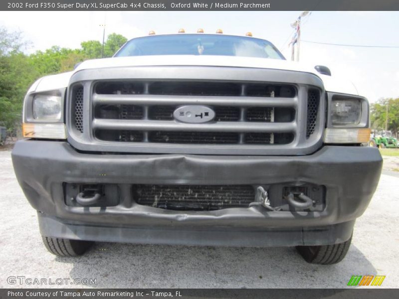 Oxford White / Medium Parchment 2002 Ford F350 Super Duty XL SuperCab 4x4 Chassis