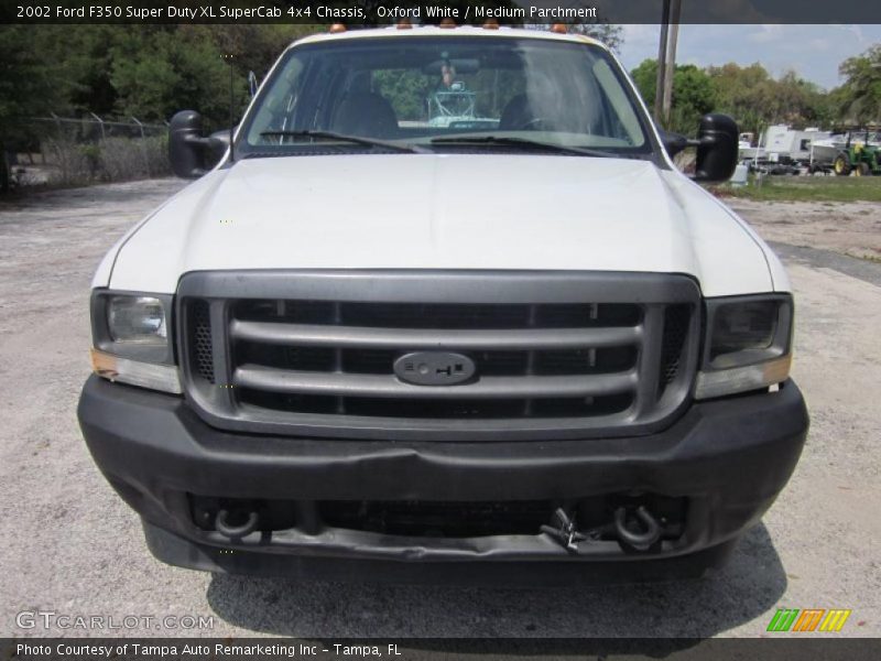 Oxford White / Medium Parchment 2002 Ford F350 Super Duty XL SuperCab 4x4 Chassis