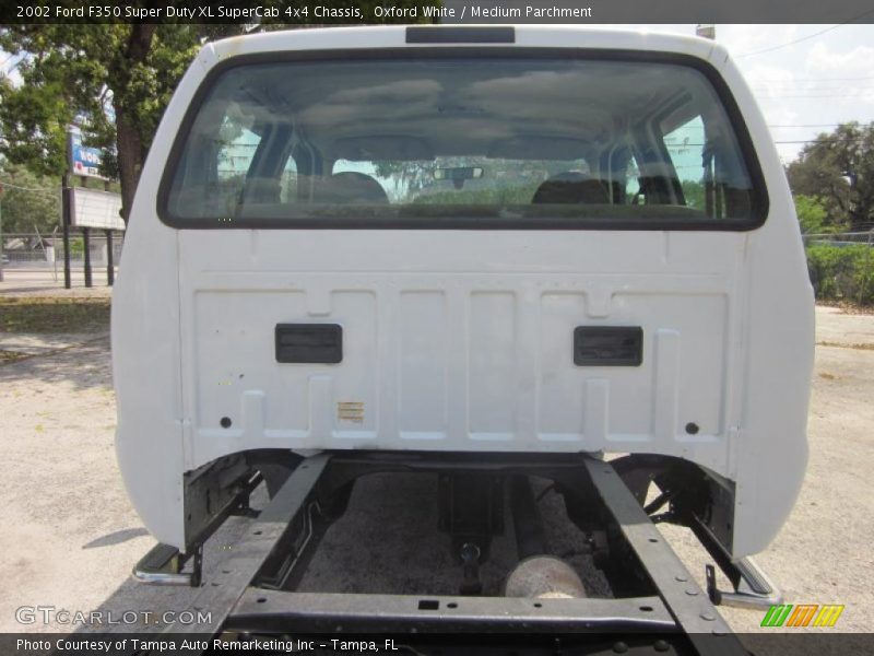 Oxford White / Medium Parchment 2002 Ford F350 Super Duty XL SuperCab 4x4 Chassis