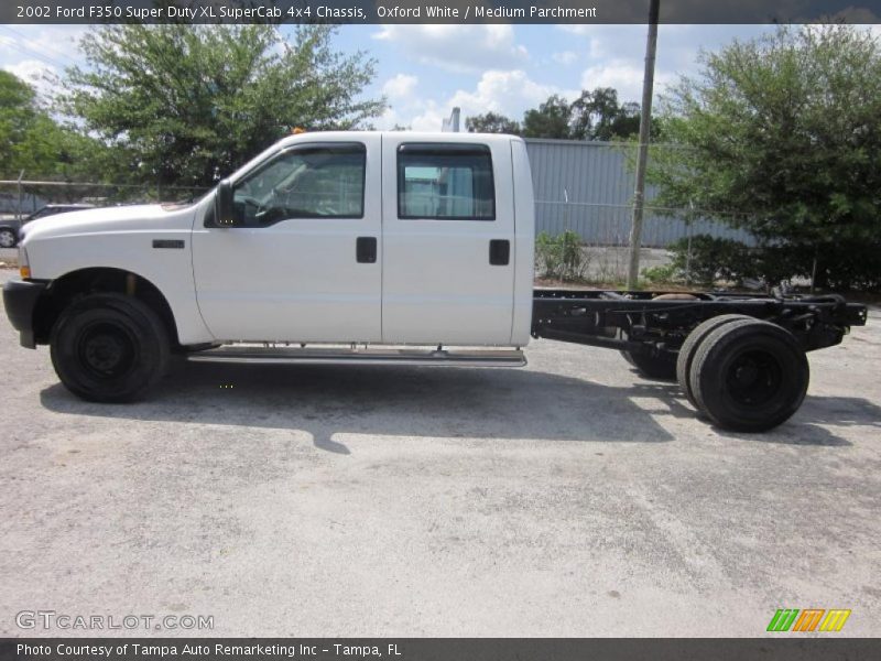 Oxford White / Medium Parchment 2002 Ford F350 Super Duty XL SuperCab 4x4 Chassis