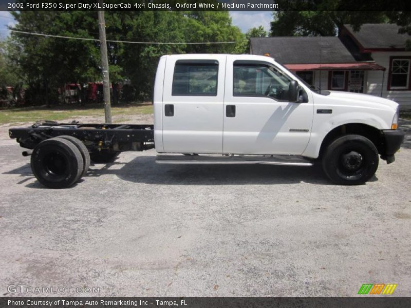 Oxford White / Medium Parchment 2002 Ford F350 Super Duty XL SuperCab 4x4 Chassis