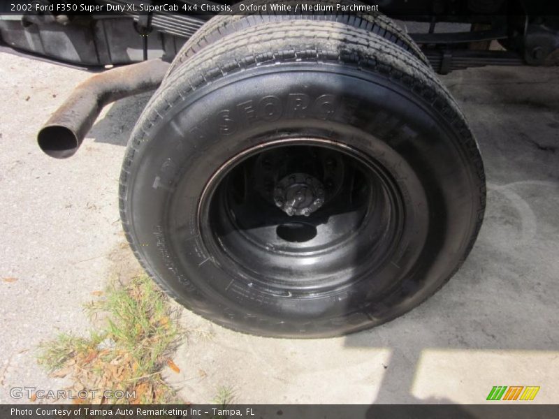 Oxford White / Medium Parchment 2002 Ford F350 Super Duty XL SuperCab 4x4 Chassis