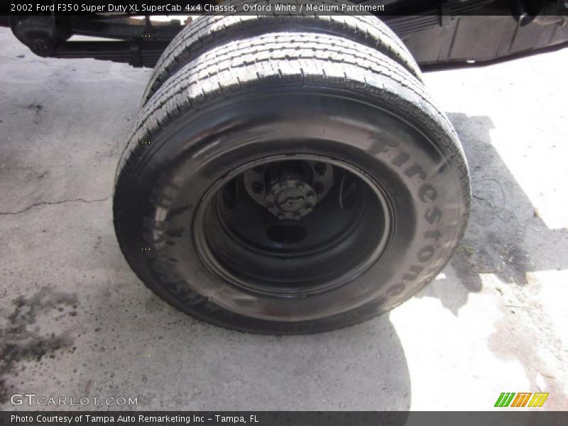 Oxford White / Medium Parchment 2002 Ford F350 Super Duty XL SuperCab 4x4 Chassis