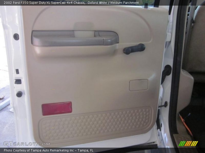 Oxford White / Medium Parchment 2002 Ford F350 Super Duty XL SuperCab 4x4 Chassis
