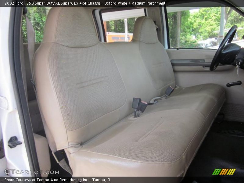 Oxford White / Medium Parchment 2002 Ford F350 Super Duty XL SuperCab 4x4 Chassis