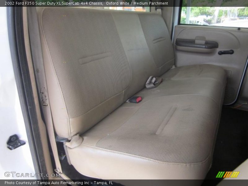 Oxford White / Medium Parchment 2002 Ford F350 Super Duty XL SuperCab 4x4 Chassis
