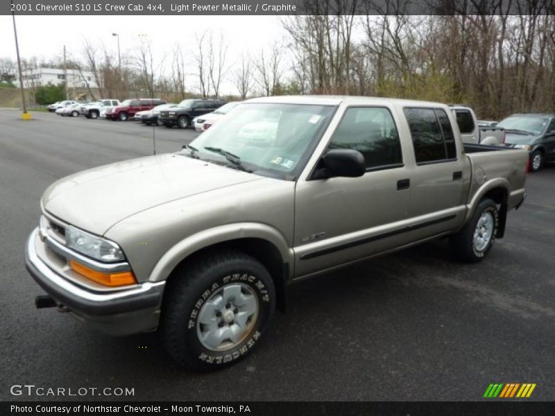 Front 3/4 View of 2001 S10 LS Crew Cab 4x4