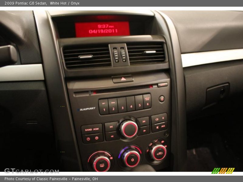 White Hot / Onyx 2009 Pontiac G8 Sedan