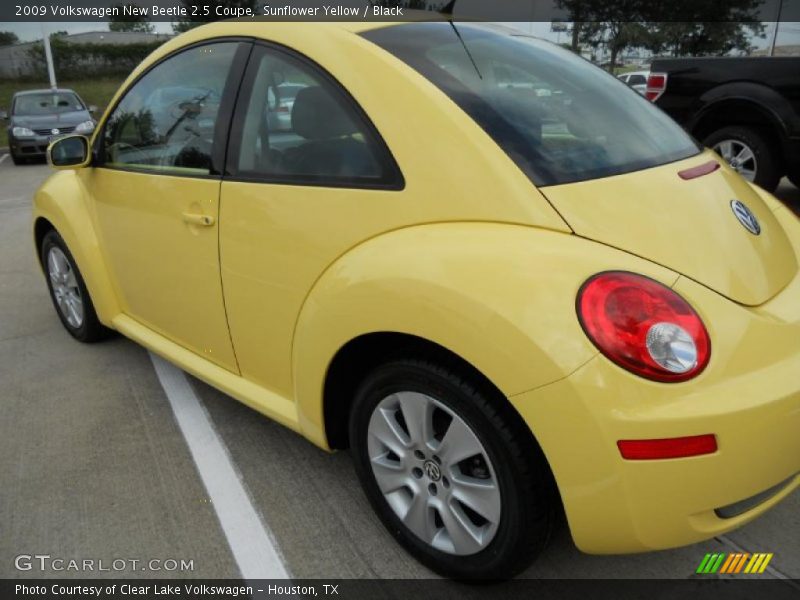 Sunflower Yellow / Black 2009 Volkswagen New Beetle 2.5 Coupe