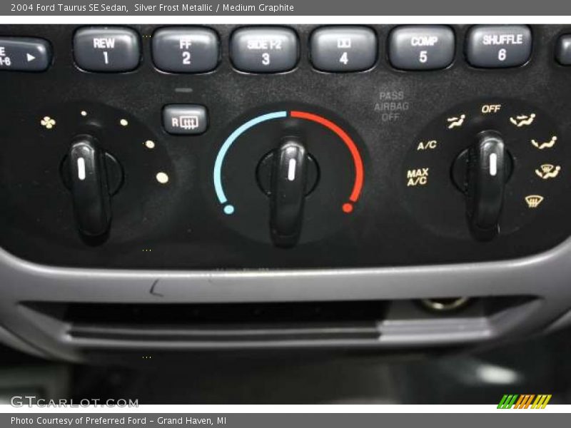 Silver Frost Metallic / Medium Graphite 2004 Ford Taurus SE Sedan