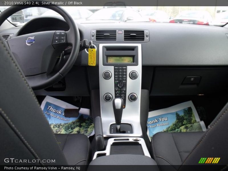 Dashboard of 2010 S40 2.4i