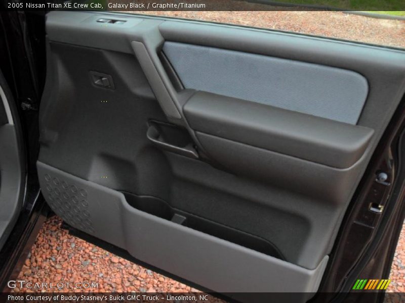 Galaxy Black / Graphite/Titanium 2005 Nissan Titan XE Crew Cab