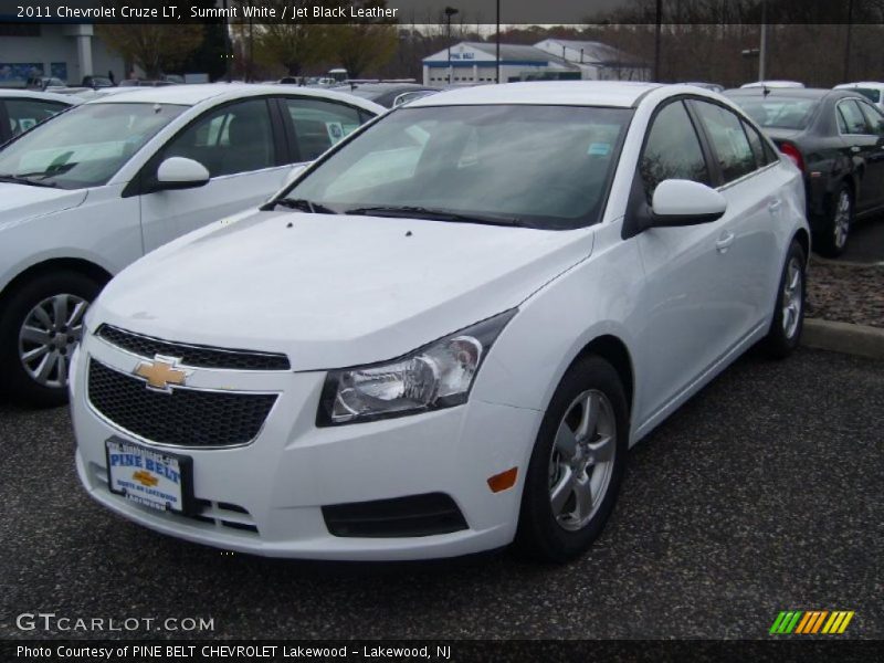 Front 3/4 View of 2011 Cruze LT