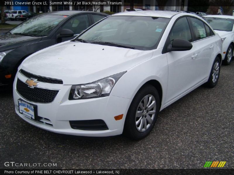 Front 3/4 View of 2011 Cruze LS