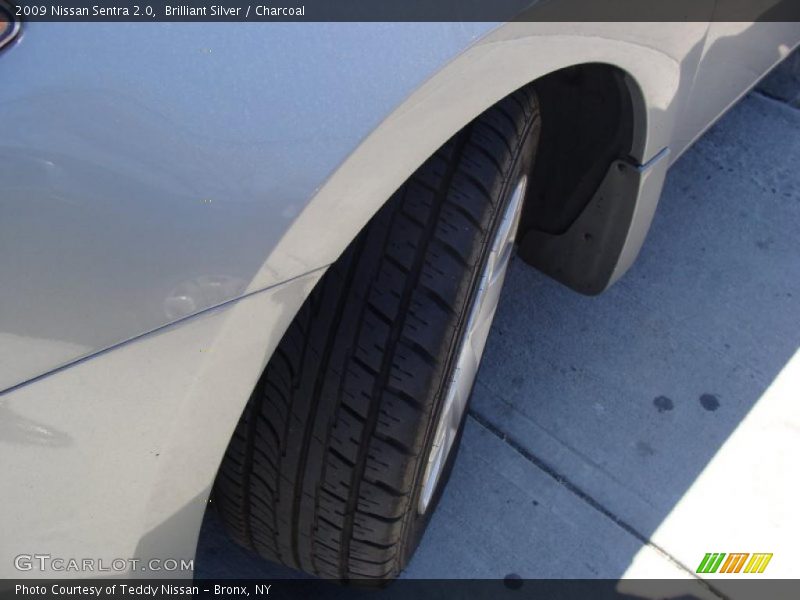 Brilliant Silver / Charcoal 2009 Nissan Sentra 2.0