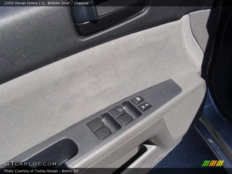 Brilliant Silver / Charcoal 2009 Nissan Sentra 2.0