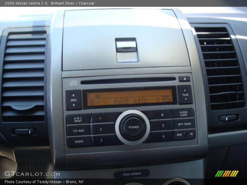 Brilliant Silver / Charcoal 2009 Nissan Sentra 2.0