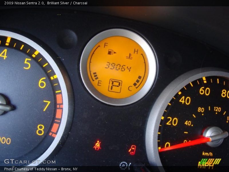 Brilliant Silver / Charcoal 2009 Nissan Sentra 2.0