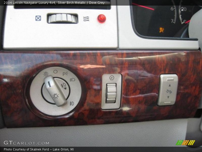 Silver Birch Metallic / Dove Grey 2004 Lincoln Navigator Luxury 4x4