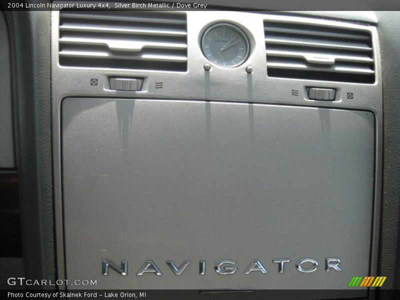 Silver Birch Metallic / Dove Grey 2004 Lincoln Navigator Luxury 4x4