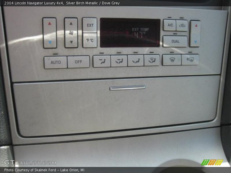 Silver Birch Metallic / Dove Grey 2004 Lincoln Navigator Luxury 4x4