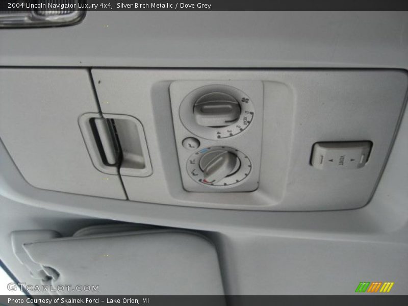 Silver Birch Metallic / Dove Grey 2004 Lincoln Navigator Luxury 4x4