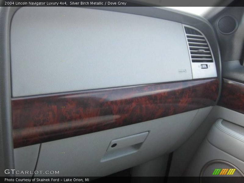 Silver Birch Metallic / Dove Grey 2004 Lincoln Navigator Luxury 4x4