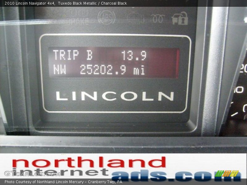 Tuxedo Black Metallic / Charcoal Black 2010 Lincoln Navigator 4x4